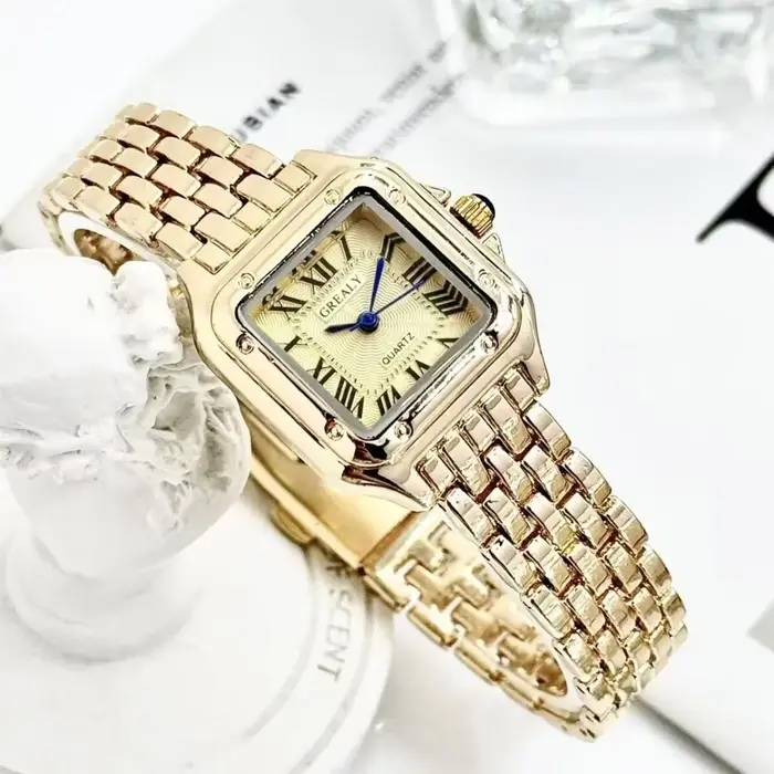 Montre en acier inoxydable carrée avec affichage en chiffres romains pour femmes occasions spéciales élégante à offrir