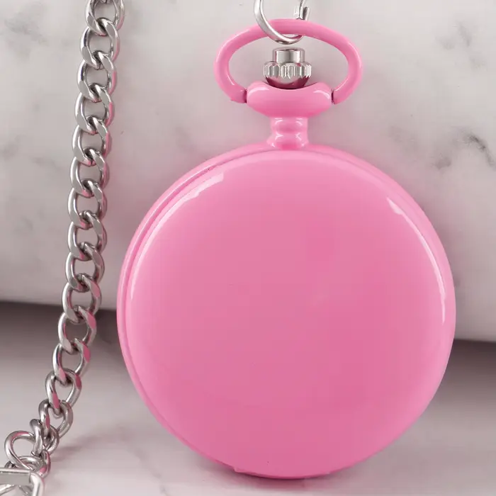 Montre de poche rose chic avec chaîne argentée, design élégant et minimaliste, chiffres romains avec
