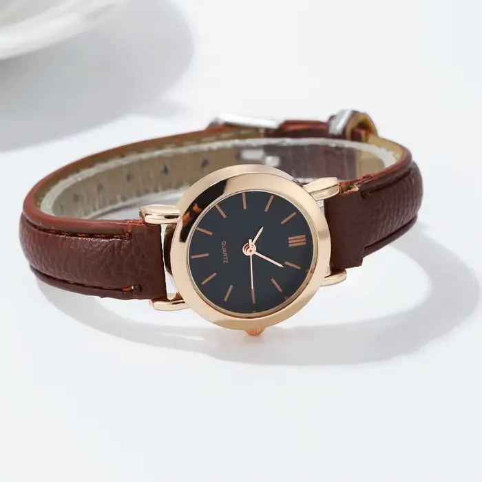 Mode petit cadran femmes montres bracelet en cuir décontracté montre à Quartz