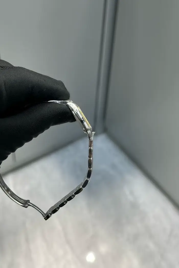 Montre de luxe personnalisée en acier inoxydable pour femmes avec affichage chiffre romain et résistance à l'eau pour occasions spéciales