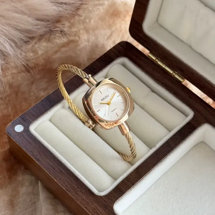 Montre-bracelet élégante pour femme avec bracelet fin doré, idéale pour les tenues habillées, pour f