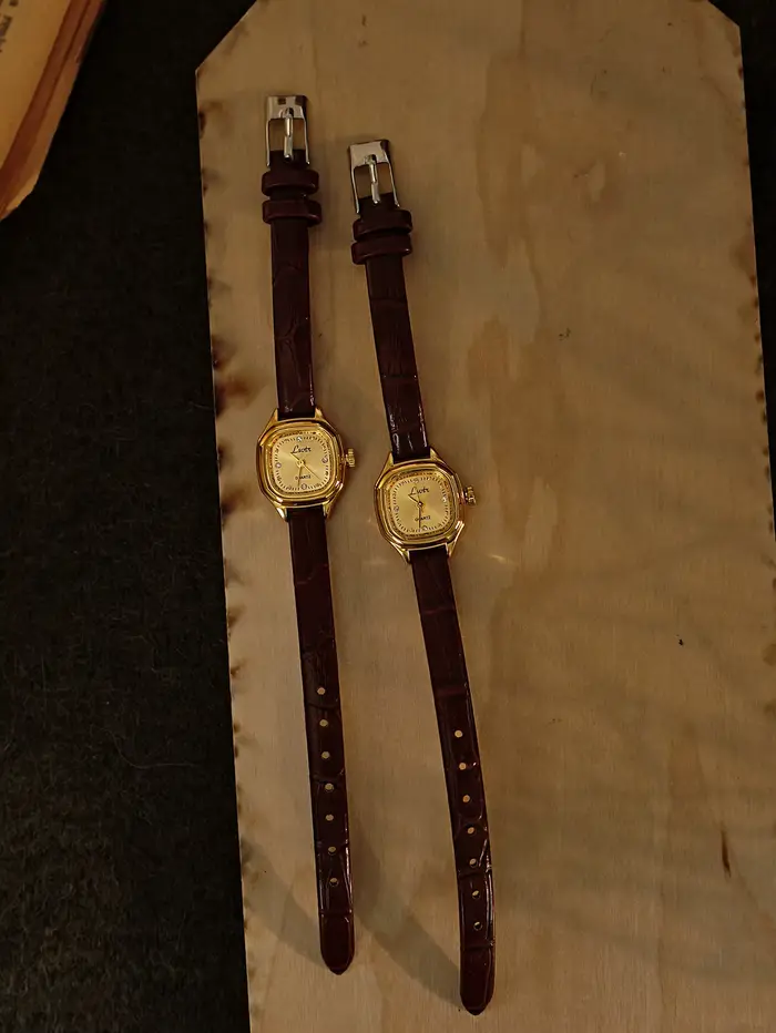 Montre mini dorée à cadran carré style vintage bracelet en cuir marron résistant à l'eau pour femme occasions spéciales