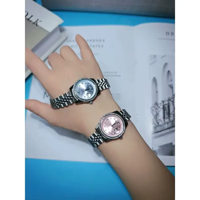 Montre pour femme cloutée de diamants