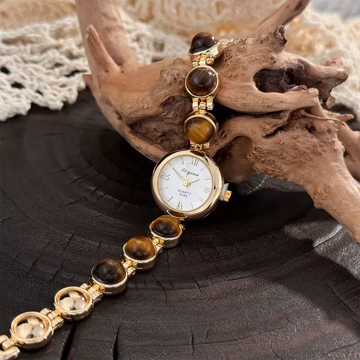 Montre pour femme dorée avec accents en œil de tigre et en calcédoine