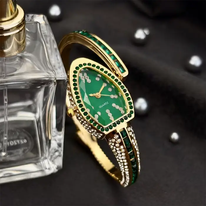 Montre-bracelet de luxe pour femme avec cadran serpentine et diamants sur le côté
