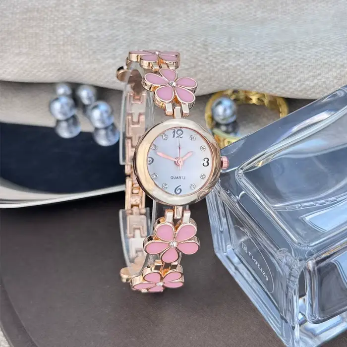 Gracieuse montre à quartz pour femme : design floral noir et rose élégant – Idée cadeau parfaite pour toute occasion