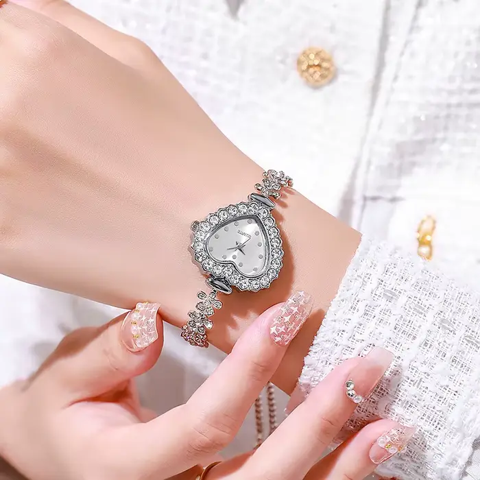 Montre à quartz à cadran en forme de cœur pour femme
