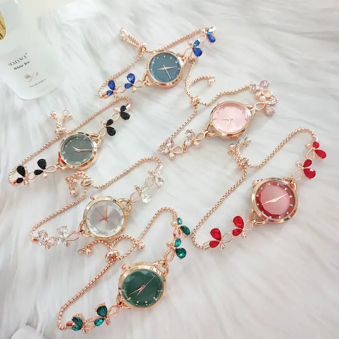 Montre réglable pour femmes avec petit cadran exquis et boucle rétractable pour usage quotidien et occasions spéciales