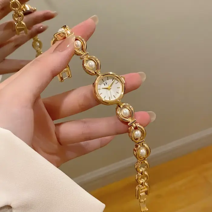 Montre ronde élégante pour femmes avec pierres translucides scintillantes Nouvelles montres à quartz