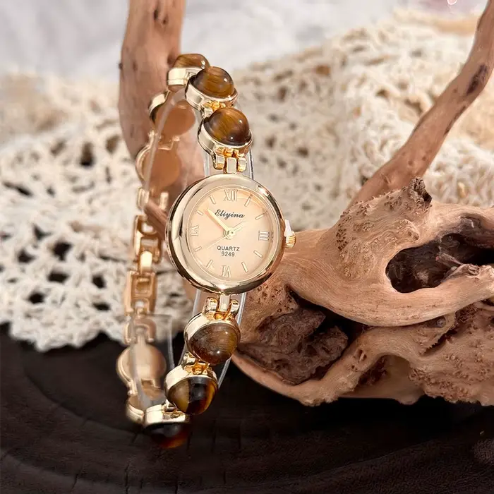 Montre pour femme dorée avec accents en œil de tigre et en calcédoine