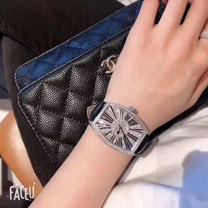 Montre-bracelet de luxe MBT021 en diamant pour femme style moderne occasionnels spéciaux quartz tonneau mode