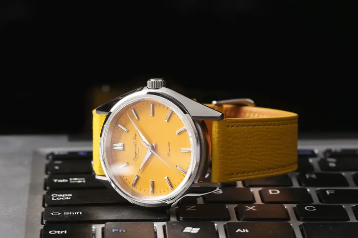 Montre Escapement Time en acier inoxydable avec bracelet en cuir pour femmes et hommes, résistante à l'eau, mouvement quartz, boîtier rond 40mm, idéale pour occasions professionnelles et formelles
