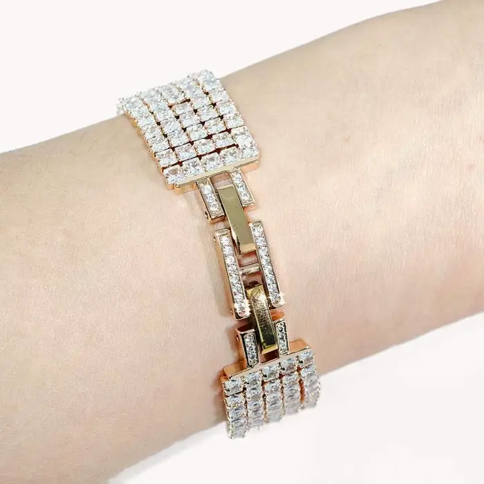 Montre glacée pour femmes, quartz rose, incrustations de diamant brillant, élégante et résistante à l'eau pour occasions spéciales et tenues de rendez-vous
