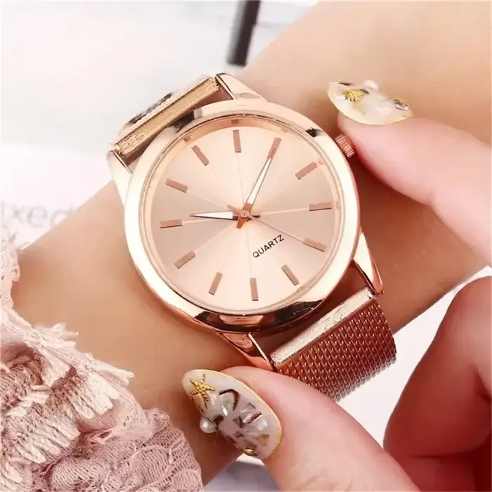 Montre pour femme élégante en argent de luxe
