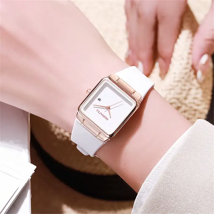 Montre carrée noire élégante pour femme avec calendrier Quartz décontracté et bracelet silicone