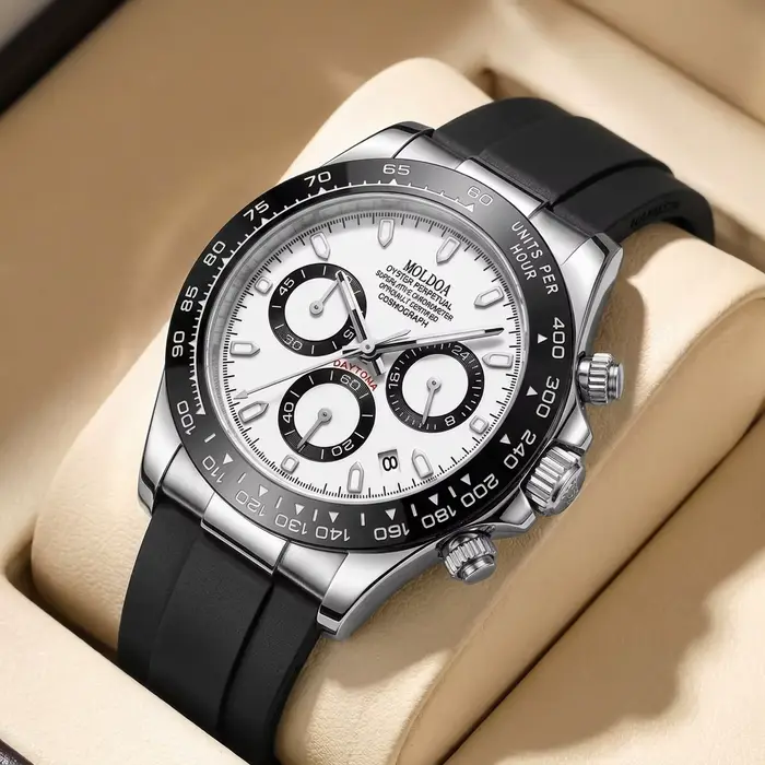 Une montre à quartz multifonctionnelle tendance en acier inoxydable argenté pour hommes avec afficha