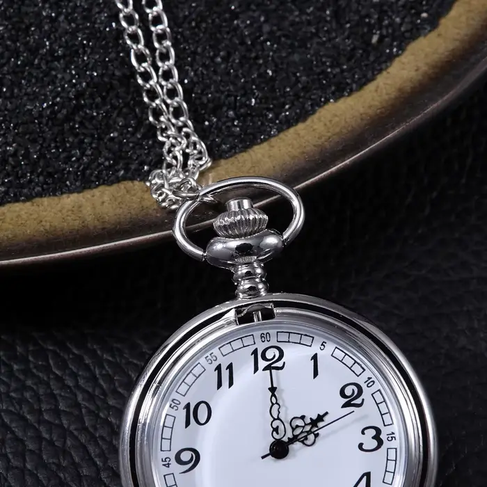 Montre de poche rétro blanche avec chaîne pour hommes et femmes élégante et chic pour collection et occasions spéciales