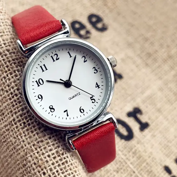 Montre-bracelet ronde pour femme en alliage avec bracelet en cuir décontracté mode et détails numériques pour occasions spéciales