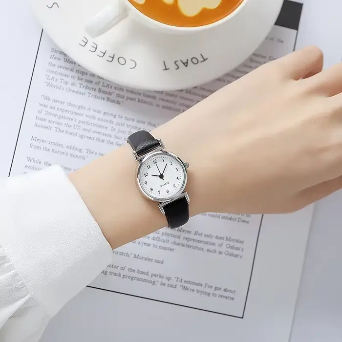 Femmes de luxe marque Quartz alliage montre dames mode petit cadran