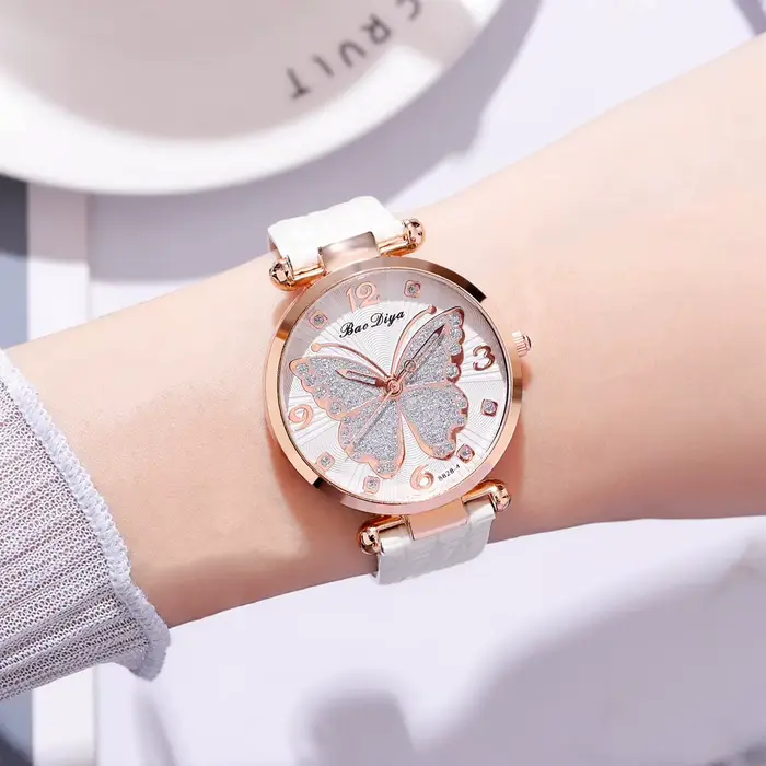 Montre à quartz analogique avec bracelet en cuir pour femme
