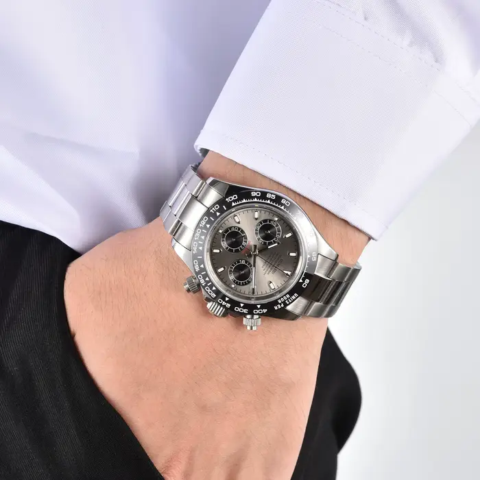 Montre de sport OUMASHI avec cristal saphir et mouvement quartz pour hommes résistante à l'eau pour diverses activités sportives et quotidiennes