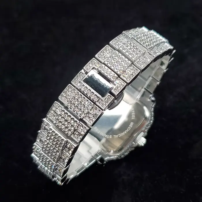 Montre de luxe entièrement sertie de diamants pour femme