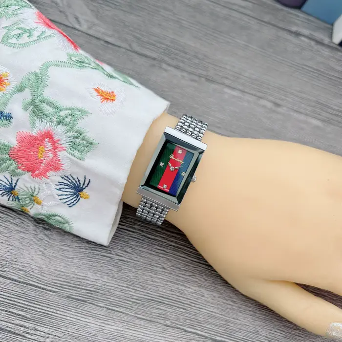 Montre pour femme avec bracelet en métal