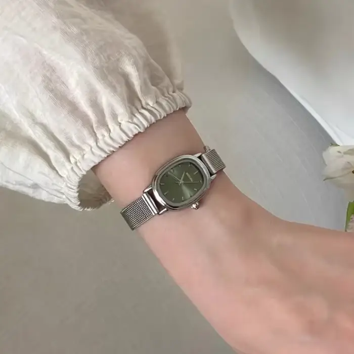 Montre verte simple en acier inoxydable pour femmes avec bracelet ajustable pour occasions spéciales et cadeaux d'anniversaire