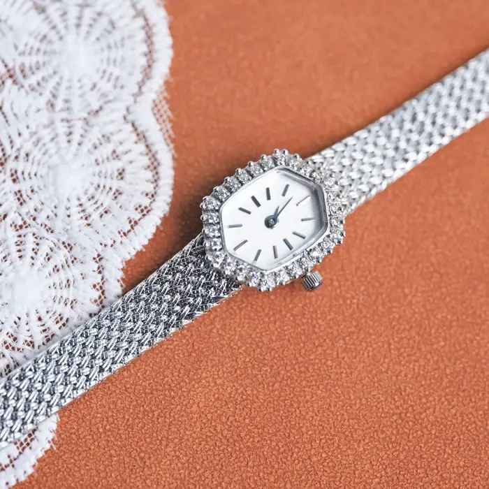 Montre vintage féminine en laiton plaqué or 18 carats avec cadran ovale rétro et bracelet en acier inoxydable pour occasions spéciales