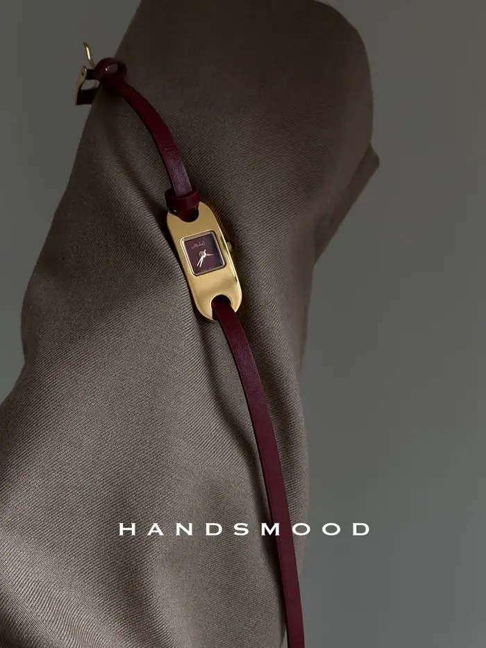 Montre de luxe de haute qualité avec long bracelet rouge