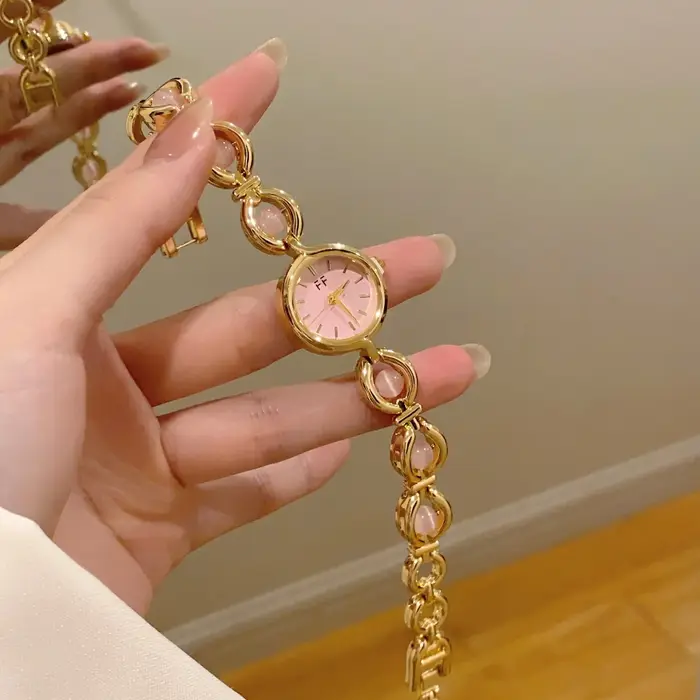 Montre ronde élégante pour femmes avec pierres translucides scintillantes Nouvelles montres à quartz de luxe haut de gamme Bracelet en or Montres-bracelets
