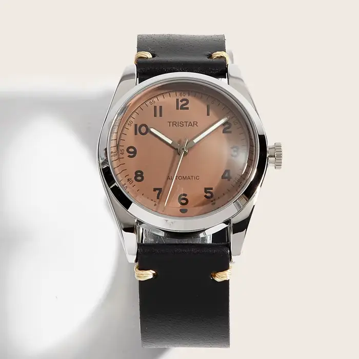 Montre mécanique vintage à remontage manuel antique avec affichage de chiffres arabes et résistance à l'eau pour homme occasions formelles et informelles