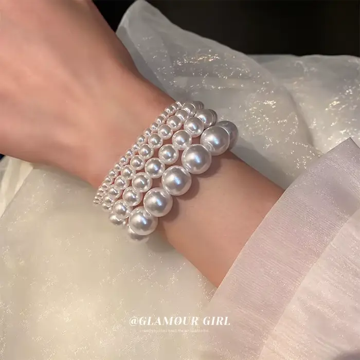 Bracelet en faux perles blanches élégant pour femmes occasions spéciales polyvalent et luxueux