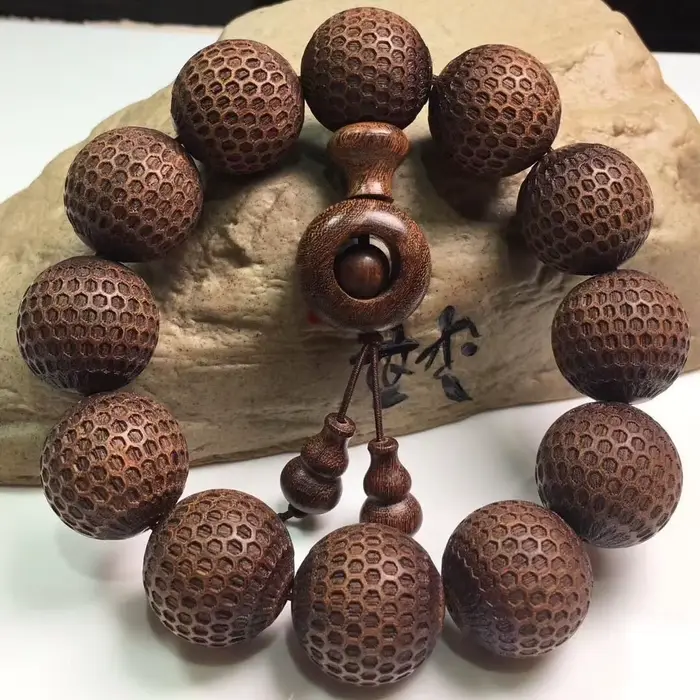 Bracelet en bois de santal doré