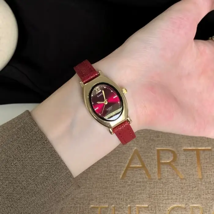 Montre femme bracelet en cuir mode quartz petite taille boîtier ovale élégance professionnelle et soirées