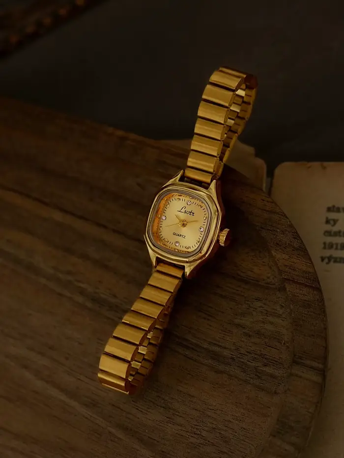 1 Nouvelle montre pour femme à petit cadran carré doré exquis vintage de style français, à la mode, simple, élégante, luxueuse, compacte, étanche, bracelet en acier inoxydable, montre à quartz classiq