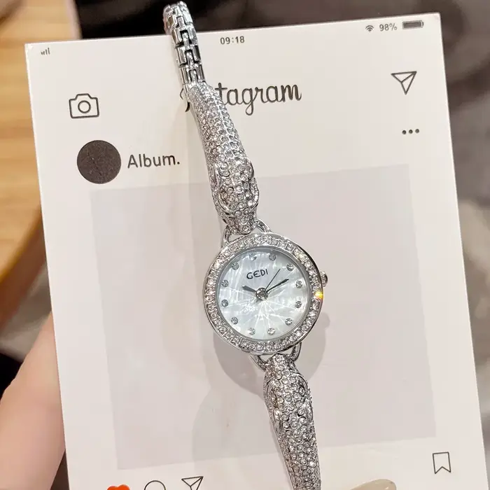 Montre de luxe pour femme avec bracelet argenté tête de léopard, mouvement à quartz, résistante à l'eau, idéale pour mariage et fêtes
