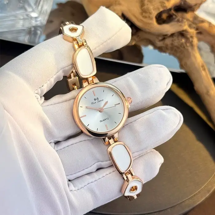 Montre-bracelet vintage irrégulière élégante de luxe pour femme