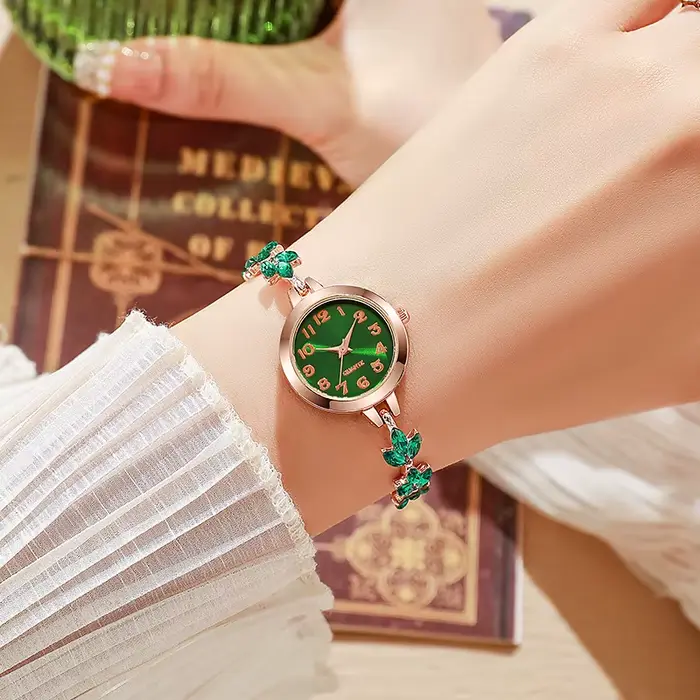 Montre pour femme, élégante et au style épuré