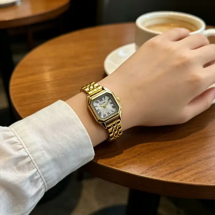 Montre carrée à cadran romain pour femme