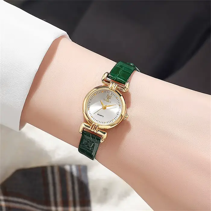 Mode 2024 nouvelles dames petits diamants simples montre à Quartz en cuir noir femmes robe horloge cadeau montre-bracelet
