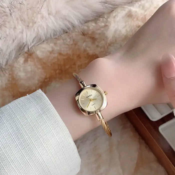 Montre-bracelet élégante pour femme avec bracelet fin doré