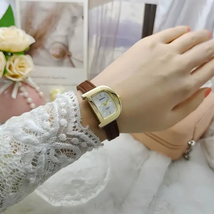 Montre à cadran de style D pour femmes