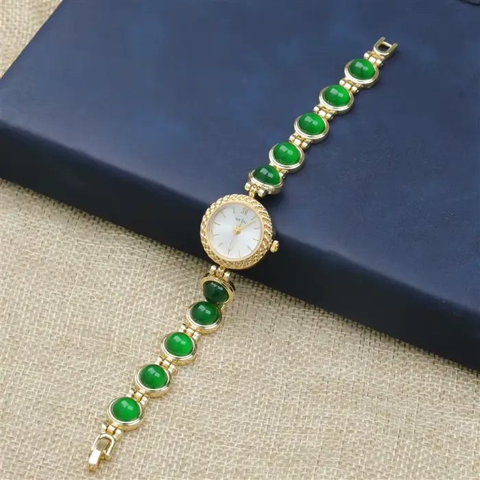 Montre élégante avec perles