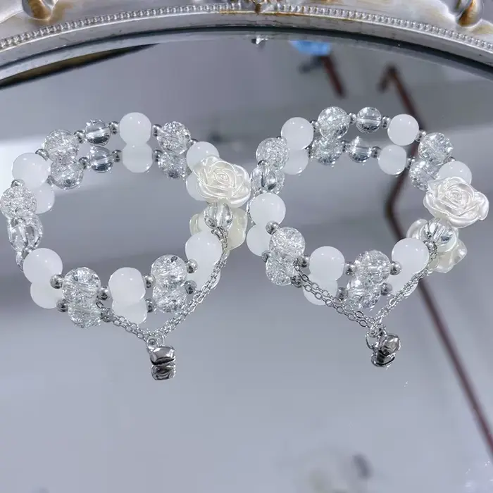 Bracelet à fleurs blanches en perles de cristal pour femmes