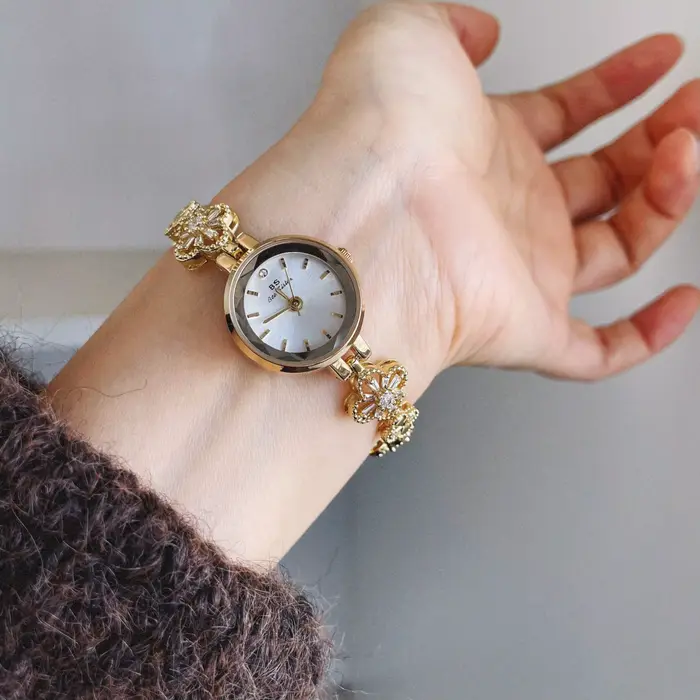 Nouvelle montre-bracelet ajourée élégante pour femme