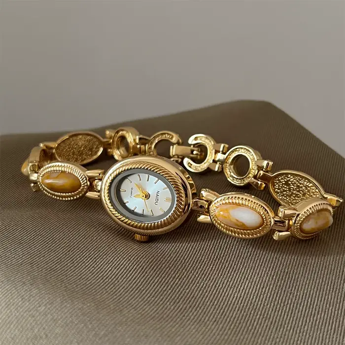 Nouvelle montre pour femme Vintage avec pierres précieuses colorées lumière luxe personnalisé rétro bijoux or Noble petite montre-Bracelet mignon