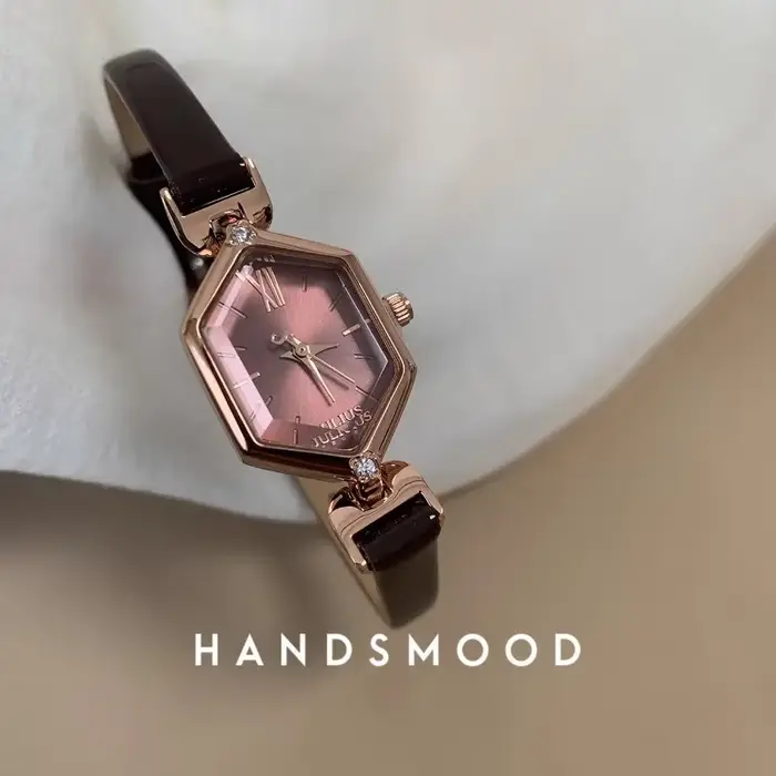 Montre polygone à pierres précieuses violettes pour femmes