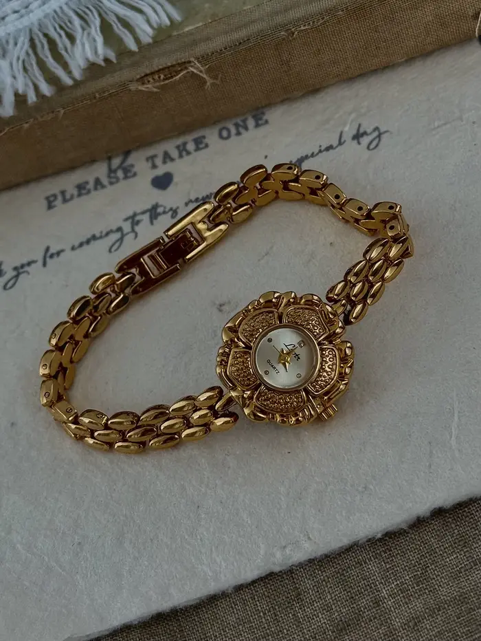 Montre Camélia dorée rétro élégante pour femmes occasions spéciales mode bracelet alliage quartz résistant à l'eau