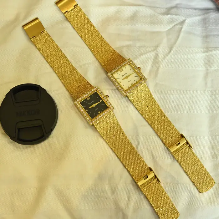 Montre carrée de luxe pour femme en or avec lunette en strass